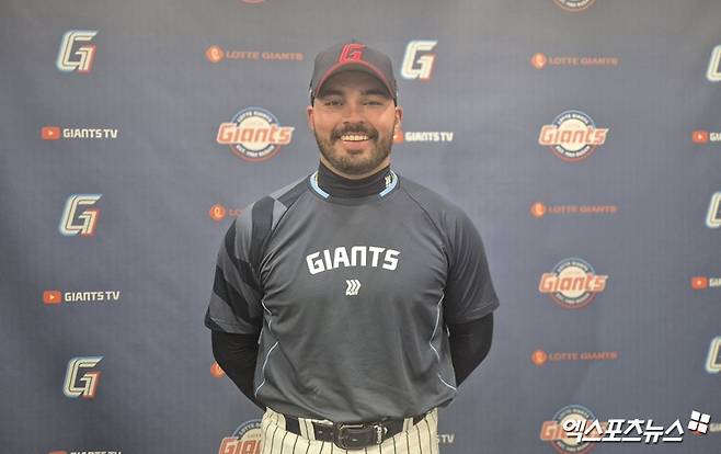 롯데 자이언츠 새 외국인 투수 알렉 감보아가 18일 부산 사직야구장에서 첫 불펜피칭을 마친 뒤 인터뷰를 진행했다. 사진 엑스포츠뉴스