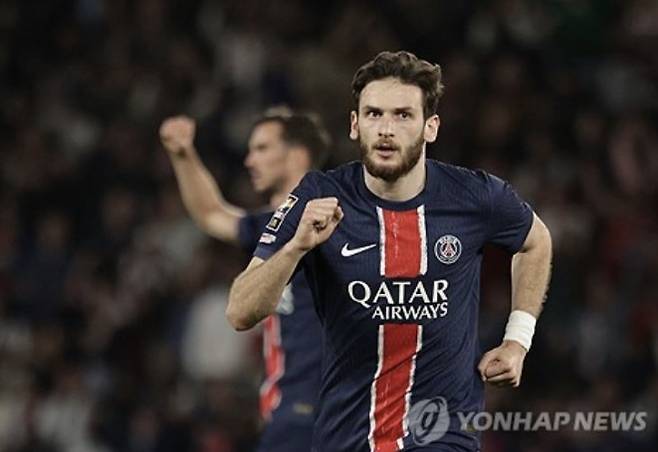 이강인이 지난 2023년 여름 프랑스 최고 명문 PSG에 입성한 뒤 5번째 트로피를 들어올렸다. PSG는 18일 오세르와의 2024-2025 리그1 최종전을 마친 뒤 시상식을 치렀다. 이 자리에서 이강인 등 PSG 선수들은 새로 제작된 우승 트로피를 처음으로 들어올리는 주인공이 됐다. 이강인은 지난해 리그1, 프랑스컵, 트로페 데 샹페옹에 이어 올해 트로페 데 샹페옹, 리그1을 제패하며 5번재 우승을 누렸다. 이강인은 시즌 후반기에 주전에서 밀리는 등 어려움을 겪었으나 전반기엔 저조한 PSG 경기력을 끌어올리는 등 분투했다. 연합뉴스