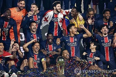 이강인이 지난 2023년 여름 프랑스 최고 명문 PSG에 입성한 뒤 5번째 트로피를 들어올렸다. PSG는 18일 오세르와의 2024-2025 리그1 최종전을 마친 뒤 시상식을 치렀다. 이 자리에서 이강인 등 PSG 선수들은 새로 제작된 우승 트로피를 처음으로 들어올리는 주인공이 됐다. 이강인은 지난해 리그1, 프랑스컵, 트로페 데 샹페옹에 이어 올해 트로페 데 샹페옹, 리그1을 제패하며 5번재 우승을 누렸다. 이강인은 시즌 후반기에 주전에서 밀리는 등 어려움을 겪었으나 전반기엔 저조한 PSG 경기력을 끌어올리는 등 분투했다. 연합뉴스
