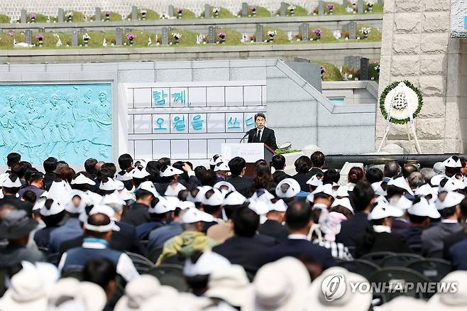 5·18 기념사하는 이주호 권한대행 (광주=연합뉴스) 천정인 기자 = 제45주년 5·18 민주화운동 기념식이 열린 18일 오전 광주 북구 운정동 국립 5·18 민주묘지에서 이주호 대통령 권한대행 부총리 겸 교육부 장관이 기념사를 하고 있다. 2025.5.18 iny@yna.co.kr
