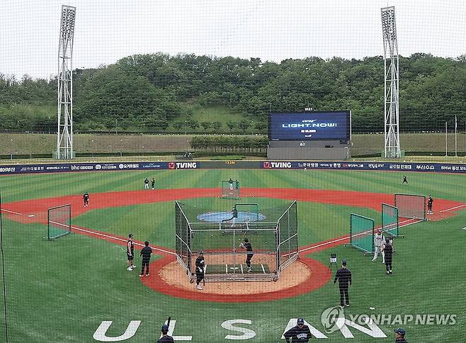 울산 문수야구장에서 몸 푸는 NC 선수들 (울산=연합뉴스) 김용태 기자 = 16일 프로야구 NC 다이노스의 임시 홈구장으로 사용되는 울산 문수야구장에서 NC 선수들이 키움 히어로즈와의 경기를 앞두고 몸을 풀고 있다. 2025.5.16 yongtae@yna.co.kr