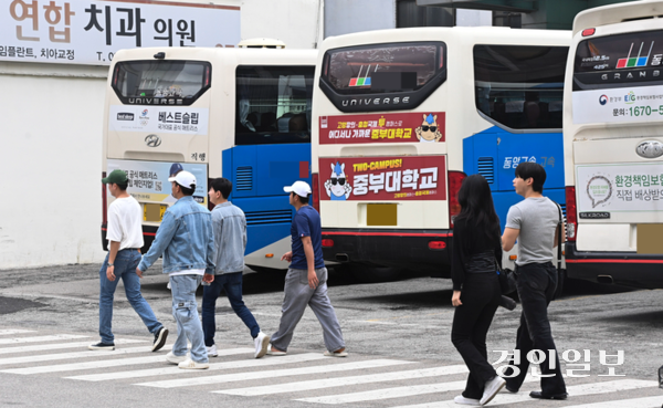 18일 평택고속버스터미널 앞 횡단보도에서 시민들이 이동하고 있다. 2025.5.18 /이지훈기자 jhlee@kyeongin.com