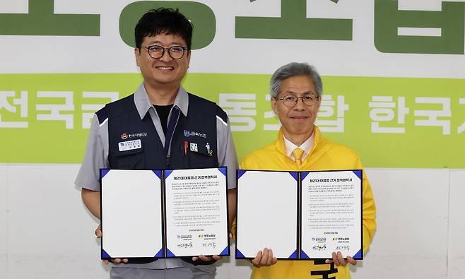 ▲ 권영국(오른쪽) 민주노동당 대선 후보가 19일 오전 인천 부평구 한국GM 부평공장에서 전국금속노동조합 한국GM지부와 정책 협약을 체결한 뒤 기념사진을 촬영하고 있다. /이재민 기자 leejm@incheonilbo.com