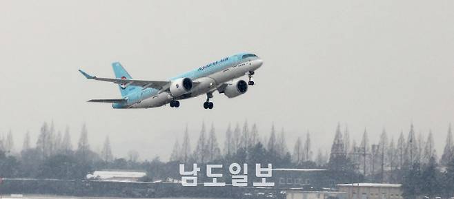 광주·전남지역 최대 현안 중 하나인 광주 민·군공항 무안 통합 이전사업을 새 정부 국정과제로 채택해야 한다는 목소리가 높다. 사진은 광주공항 모습. /남도일보 자료사진