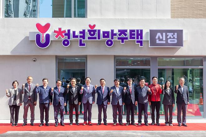 신정동 청년희망주택 준공식이 열린 19일 울산 남구 신정동 청년희망주택에서 김두겸 울산시장, 이성룡 울산시의장, 김기현 국회의원, 임현철 울산시 대변인을 비롯한 참가자가 현판 제막을 가진 뒤 기념촬영을 하고 있다. 최지원 기자