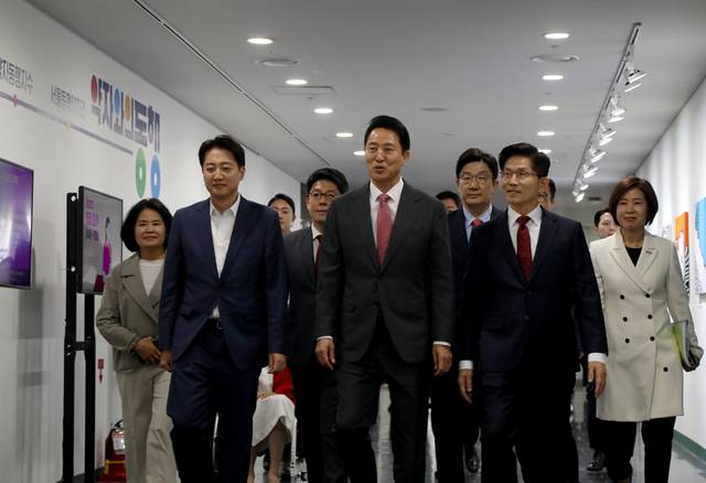 이준석 개혁신당 대선 후보(왼쪽부터), 오세훈 서울시장, 김문수 국민의힘 대선 후보가 '약자와의 동행 서울' 세미나에 참석하고 있다.