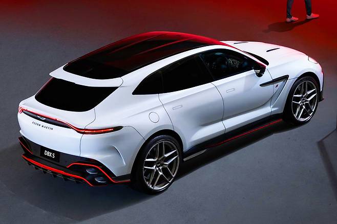 애스턴 마틴 DBX S