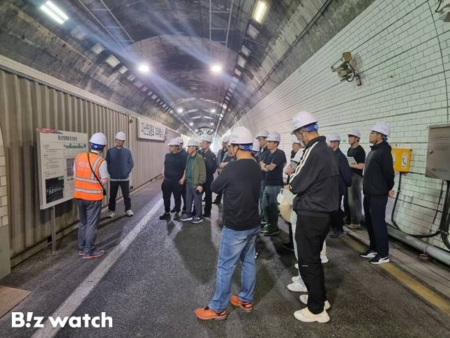 터널방재인증센터 교육장에서 도로터널 방재안전교육 고급 과정 수강생들이 교육을 듣고 있다./사진=한국도로공사