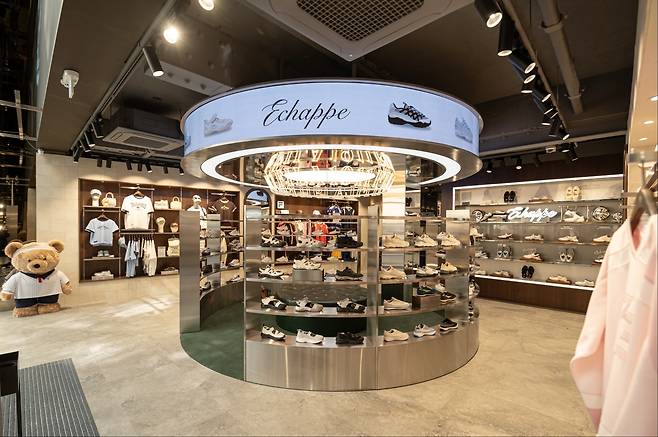 휠라가 지난달 오픈한 '휠라 1911 명동점' 매장 내부. /사진=휠라