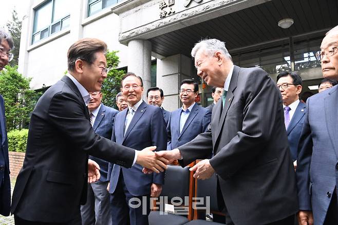 19일 오전 서울 용산구 임정로 대한노인회중앙회를 방문한 이재명(왼쪽) 더불어민주당 대선 후보가 이중근 대한노인회장과 인사하고 있다.(사진=이데일리 노진환 기자)