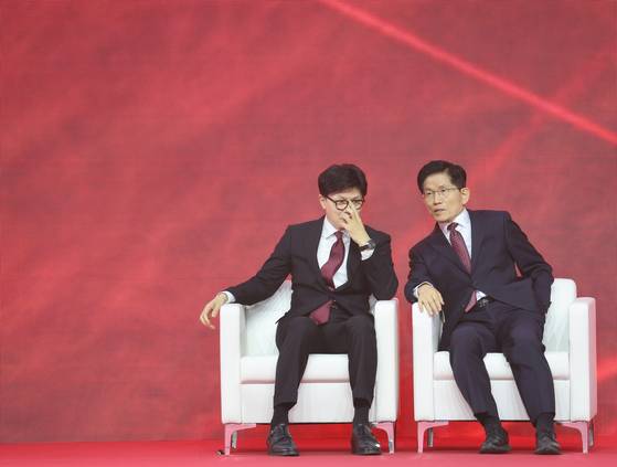 지난 3일 경기 고양시 킨텍스에서 열린 국민의힘 최종 대선 후보 선출을 위한 전당대회에서 개표결과를 기다리는 한동훈 당시 대선 경선 후보와 김문수 대선 경선 후보. 〈사진=연합뉴스〉