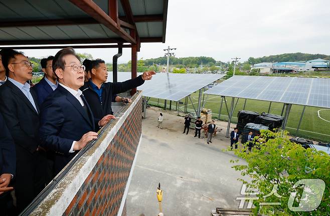이재명 더불어민주당 대통령 후보가 2차 골목골목 경청투어에 나선 5일 오후 경기 여주시 구양리를 찾아 태양광 시설을 둘러보고 있다. 2025.5.5/뉴스1 ⓒ News1 안은나 기자