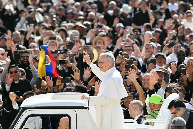 레오 14세 교황이 18일(현지시간) 바티칸 성 베드로 광장에서 열린 즉위 미사에 참석하며 손을 흔들고 있다. ⓒ AFP=뉴스1