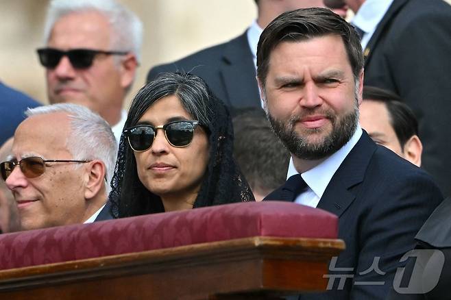 미국 부통령 JD 밴슨이 18일(현지시간) 바티칸 성 베드로 광장에서 열린 교황 레오 14세 즉위 미사에 참석하고 있다. ⓒ AFP=뉴스1