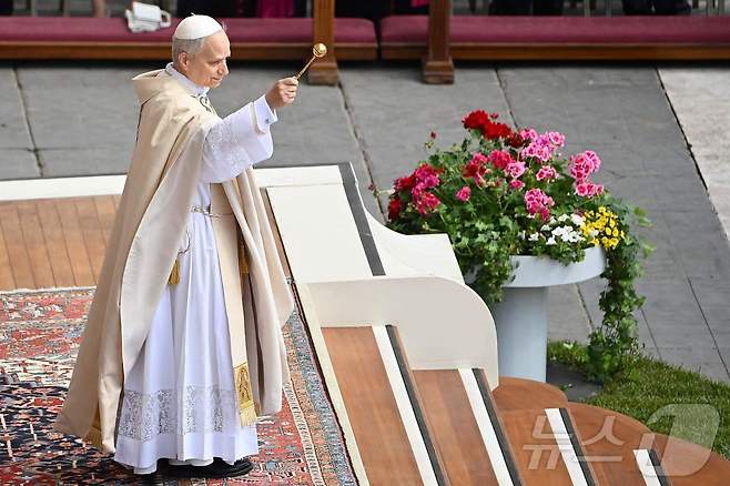 레오 14세 교황이 18일(현지시간) 바티칸 성 베드로 광장에서 열린 즉위 미사를 집전하고 있다. ⓒ AFP=뉴스1