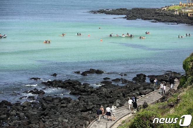 제주시 애월읍 한담 해변에서 관광객들이 카약 타기와 산책을 즐기고 있다.2022.5.7/뉴스1 ⓒ News1 고동명 기자