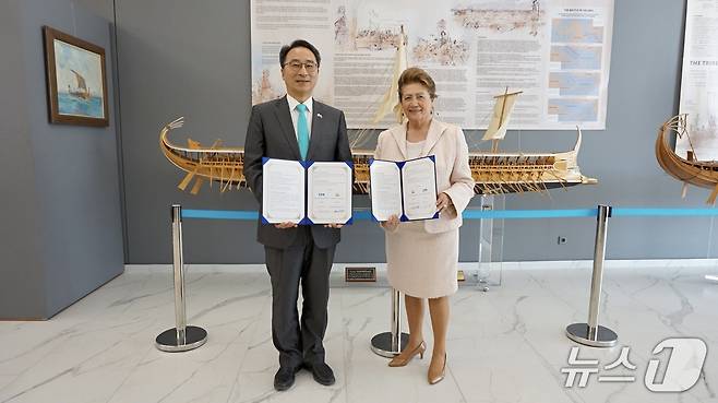 우동식 국립인천해양박물관장(왼쪽)과 팔루비(Paloubis) 헬리닉해양박물관장(국립인천해양박물 제공)