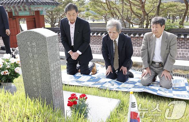 ‘한인 징용자 매몰’ 관련 사건을 알린 일본 양심작가로 알려진 마쓰다 도키코의 학술 심포지움에 참석한 일본 다카하시 아키타 현립대부총장 등이 19일 국립5.18민주묘지를 찾아 ‘하나오카 사건 회고문’ 서문을 지은 문병란 시인의 묘 앞에서 참배하고 있다 2025.5.19/뉴스1 ⓒ News1 김태성 기자