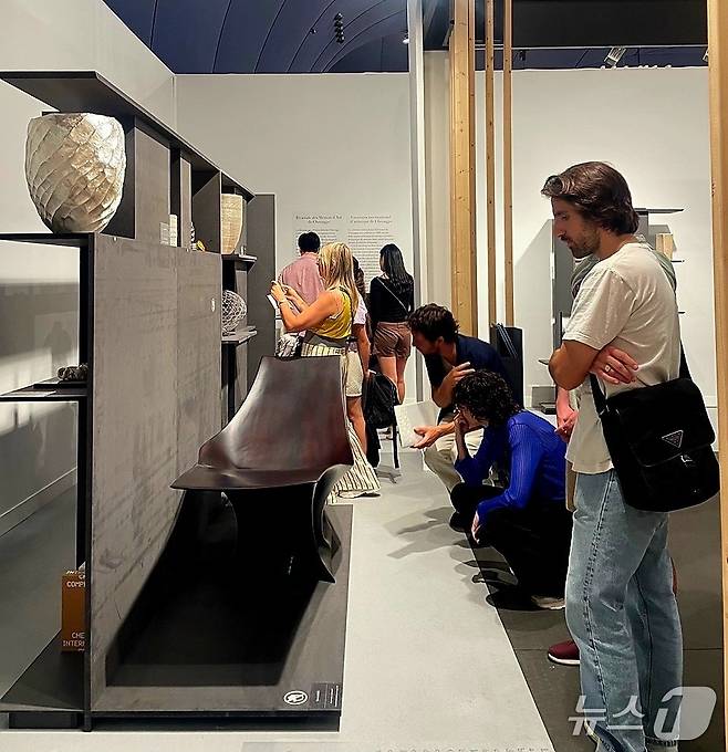 2023년 프랑스 파리에서 열린 헤벨라시옹에 설치된 청주공예비엔날레 홍보 부스.(청주시 제공. 재판매 및 DB금지)/뉴스1