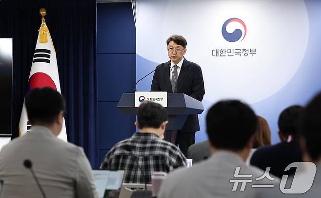 최우혁 과학기술정보통신부 정보보호네트워크정책관이 19일 서울 종로구 정부서울청사에서 SKT 침해사고 관련 민관 합동 조사결과 2차 브리핑을 하고 있다. 2025.5.19/뉴스1 ⓒ News1 김성진 기자