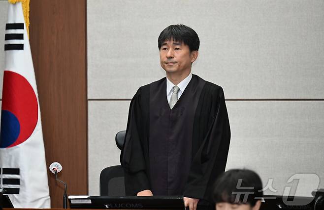 지귀연 부장판사가 21일 서울 서초동 서울중앙지법에서 열린 내란 우두머리 혐의 형사재판 2번째 공판에서 인사하고 있다. 2025.4.21/뉴스1 ⓒ News1 사진공동취재단