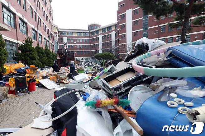 28일 오후 서울 성동구 성수공업고등학교에서 자원 재활용 업체 관계자들이 교육 기자재 및 폐품 등을 분류해 옮기고 있다. 심각한 저출산 현상 등으로 인한 학령인구 감소로 서울 초·중·고 통폐합 및 폐교 사례가 발생하는 가운데 서울 도봉고등학교와 성수공업고등학교 등이 올해 3월1일자로 문을 닫는다. 2024.2.28/뉴스1 ⓒ News1 박정호 기자