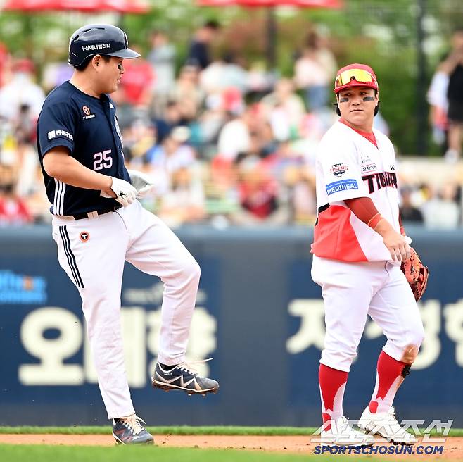 김선빈의 장난에 발끈한 양의지가 니킥을 날렸다. 광주=허상욱 기자