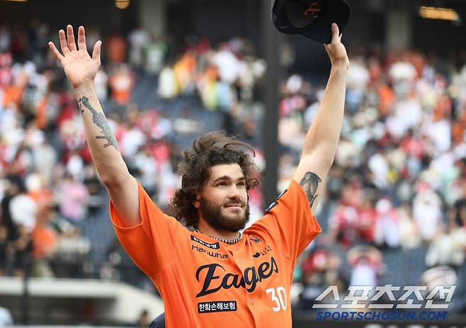 17일 대전 한화생명볼파크에서 열린 SSG-한화전. 한화가 1대0으로 승리했다. 18탈삼진 기록을 세운 승리 투수 폰세가 팬들에게 인사하고 있다. 대전=정재근 기자 cjg@sportschosun.com/2025..5.17/