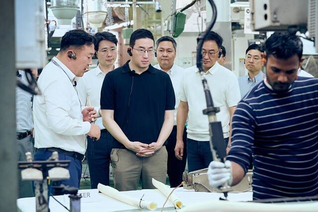 구광모 LG그룹 회장(왼쪽에서 3번째)이 지난 2월 인도 뉴델리에 있는 LG전자 노이다 생산공장을 찾아 에어컨 생산 과정을 살펴보고 있다. /LG전자