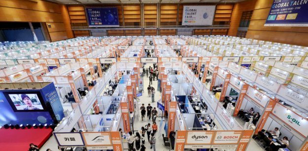 산업통상자원부·고용노동부는 19일 서울 코엑스에서 ‘2025 글로벌 탤런트 페어’를 열고 이틀간 행사를 진행한다고 밝혔다. 사진은 지난해 8월 27일 서울 강남구 코엑스에서 열린 글로벌 탤런트 페어. / 뉴시스