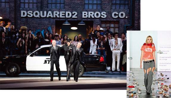 창립 30주년을 맞은 디스퀘어드2는 2025 F/W 컬렉션에서 한 편의 연극처럼 구성된 컬렉션을 선보였다. | 관객들이 던진 쓰레기를 맞으며 워킹하고 있는 아바바브 쇼의 모델.