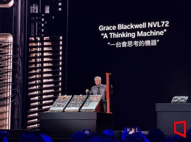 젠슨 황 엔비디아 최고경영자(CEO)가 19일 오전 대만 타이베이 뮤직센터에서 '컴퓨텍스 2025' 기조연설을 하고 있다. 장희준 기자