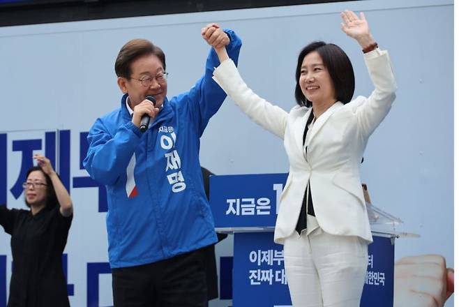 이재명 더불어민주당 대선 후보가 19일 서울 영등포구 타임스퀘어에서 열린 유세에서 허은아 전 개혁신당 대표와 함께 손을 잡고 포즈를 취하고 있다. 연합뉴스