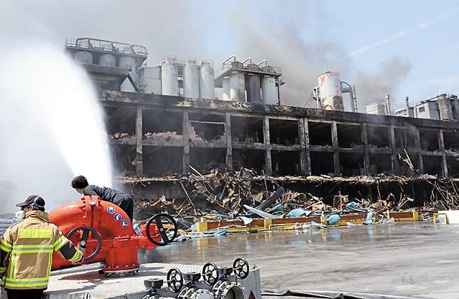 18일 오후 광주광역시 광산구 금호타이어 광주공장 화재 현장에서 소방대원들이 건물을 향해 물줄기를 쏘고 있는 모습./연합뉴스