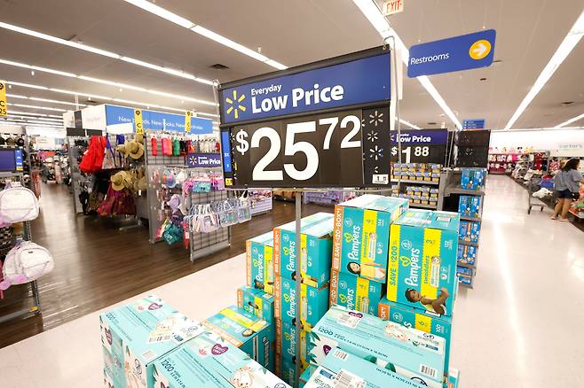 세계 최대 소매업체 월마트는 관세 영향으로 가격을 올릴 수밖에 없다고 했다. 이에 도널드 트럼프 대통령은 가격을 유지하라고 압박했다./EPA 연합뉴스