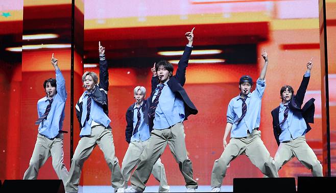 라이즈(RIIZE)가 19일 오전 서울 용산구 블루스퀘어에서 가진 첫 정규 앨범 '오디세이(ODYSSEY)' 발매 기념 쇼케이스에서 타이틀 곡 '플라이 업'의 군무를 선보이고 있다./뉴스1