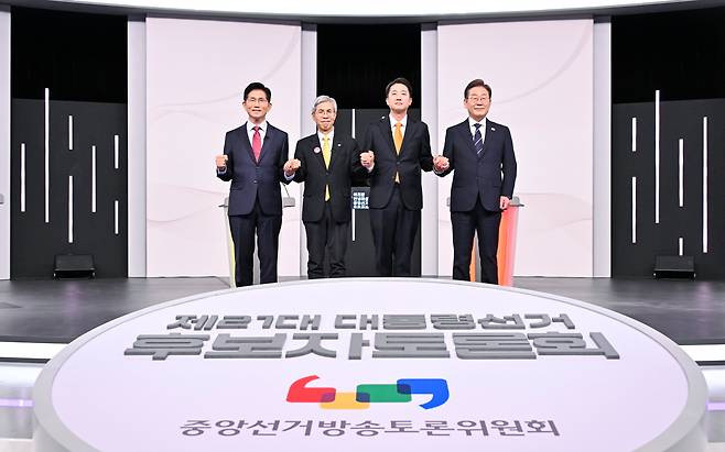 18일 서울 마포구 SBS프리즘타워에서 열린 중앙선거방송토론위원회 주관 제21대 대통령선거 후보자토론회에서 각 정당 대선 후보들이 선전을 다짐하고 있다. 왼쪽부터 국민의힘 김문수, 민주노동당 권영국, 개혁신당 이준석, 더불어민주당 이재명 대통령 후보./뉴스1