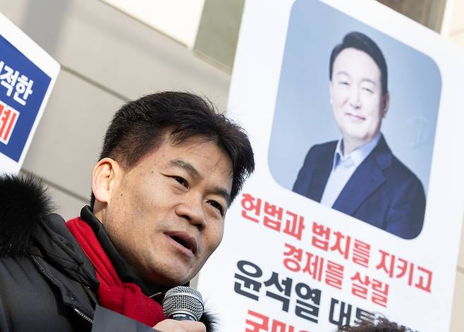 한국사 강사 전한길 씨가 3월 26일 오전 서울 종로구 헌법재판소 앞에서 역사를 사랑하는 모임·다음세대부흥을 위한 청년연합회가 주최한 탄핵 반대 기자회견에 잠시 참석해 발언하고 있다. /뉴스1