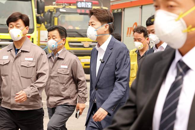 이준석 개혁신당 대통령 후보가 19일 오후 광주 광산구 소촌동에 위치한 금호타이어 광주공장 화재 현장에 들어서고 있다. /뉴스1