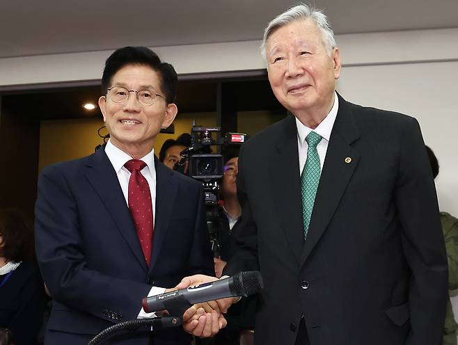 김문수 국민의힘 대통령 후보(왼쪽)가 19일 오전 서울 중구 대한노인회에서 열린 간담회에서 이중근 대한노인회장과 기념촬영을 하고 있다. /뉴스1