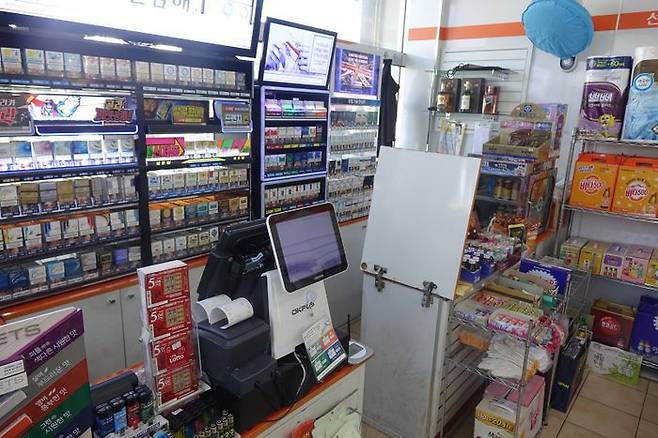 한 편의점 계산대가 근로자 없이 비어 있다.ⓒ뉴시스