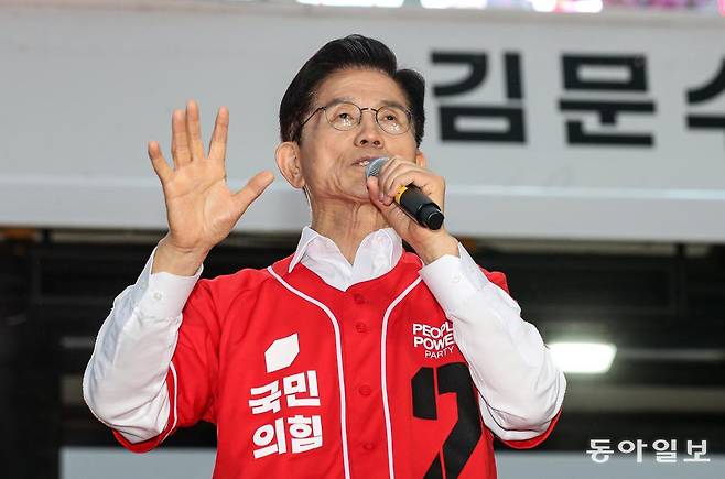 국민의힘 김문수 대선 후보가 19일 오후 서울 중구 서울역 광장에서 열린 “쏘울을 새롭게” 집중 유세에서 시민들에게 지지를 호소하고 있다. 2025.05.19. 사진공동취재단