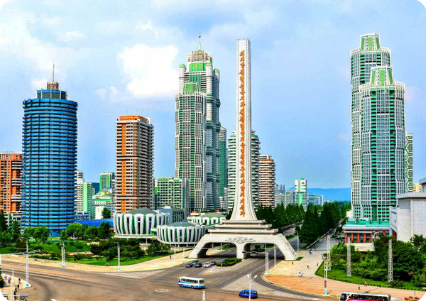 북한 노동신문에 8일 실린 평양 여명거리 사진. 2017년 완공된 평양 핵심 지역이지만 차량이 거의 없어 8차로 간선도로가 한산하다. 노동신문 뉴스1