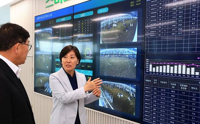 송미령 농림축산식품부 장관이 19일 충남 당진시 고대면 스마트축산단지를 찾아 운영 현황을 점검하고 있다. 사진=농식품부 제공