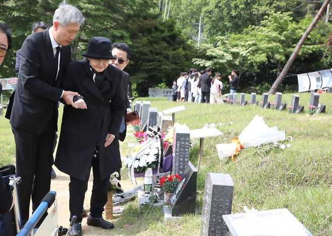 고 노태우 전 대통령의 부인 김옥숙 여사가 19일 광주 북구 망월동 민족민주열사묘역(구묘역)에 참배하고 있다. 이날 김 여사의 참배에는 아들인 노재헌 재단법인 동아시아문화센터 이사장이 함께했다. 뉴스1