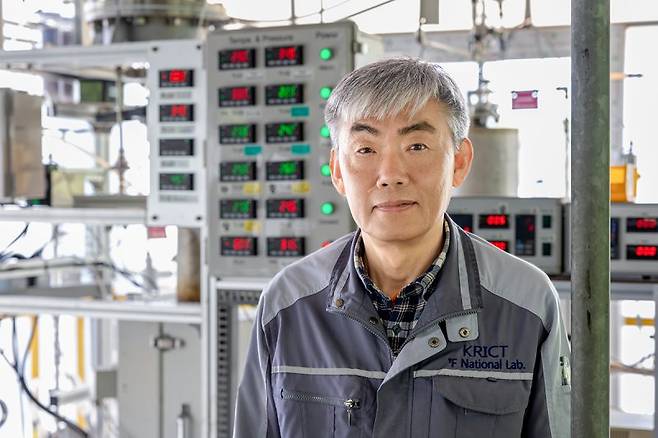 박인준 한국화학연구원 책임연구원이 19일 계면재료화학공정연구센터의 역할에 대해 설명하고 있다. 한국화학연구원 제공