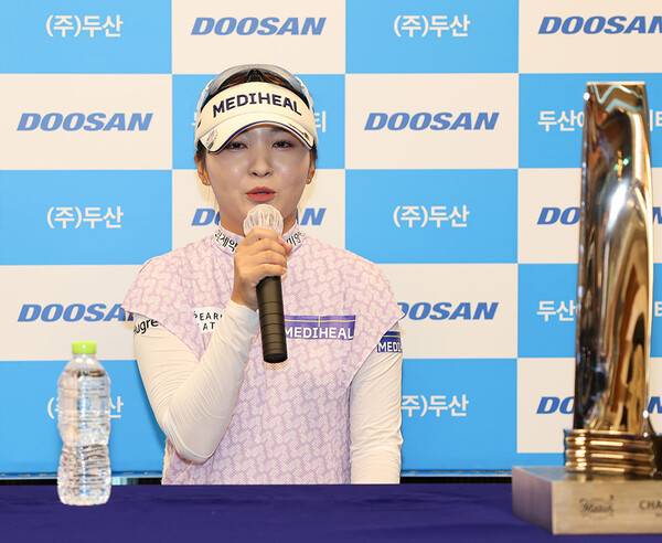 2025년 한국여자프로골프(KLPGA) 투어 제17회 두산 매치플레이 대회 결승전에서 황유민 프로를 제치고 우승을 차지한 이예원 프로가 우승 인터뷰 하는 모습이다. 사진제공=KLPGA