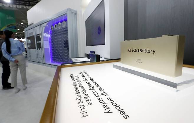 서울 강남구 코엑스에서 열린 '그린 비즈니스 위크 2024'에 전고체 배터리 모형이 전시돼 있다. 2024.10.16. (ⓒ뉴스1, 무단 전재-재배포 금지)