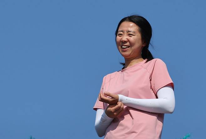 박정혜씨가 12일 경북 구미시 한국옵티칼하이테크공장 고공농성장에서 전국금속노동조합 한국오웬스코닝지회 조합원들과 이야기를 나누고 있다. 백소아 기자 thanks@hani.co.kr