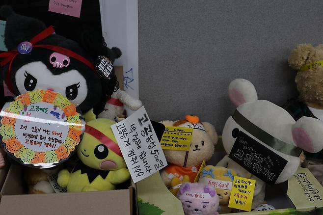12일 경북 구미시 한국옵티칼하이테크공장 노조사무실에 전국 각지에서 연대의 마음을 담아 보낸 인형이 놓여 있다. 백소아 기자 thanks@hani.co.kr